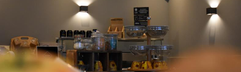 Het ontbijtbuffet van Hotel Atlanta met diverse ontbijtgranen en toppings onder sfeervolle moderne verlichting