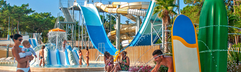 Gezinnen met kinderen van alle leeftijden genieten van het kindvriendelijke waterpark op camping Atlantic Club Montalivet in de Aquitaine.