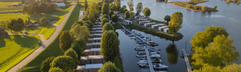 Luchtfoto van Vakantiepark Bad Nederrijn, met stacaravans en een jachthaven direct gelegen aan de Nederrijn in Gelderland.