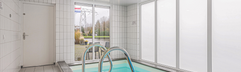 Luxe binnenzwembad in een wellness vakantiehuis op Villapark de Bloemert voor een privé duik.