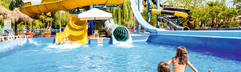 Kinderen drijven op een band in het waterpark van SPLASHWORLD Aqualand Village, meerdere glijbanen voor kinderen