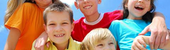 Een groep lachende kinderen en tieners die samen plezier hebben tijdens hun familievakantie in Duitsland.