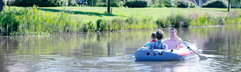 Gezin vaart in een bootje op de Grote Rietplas bij Vakantiepark Sandur in Drenthe.