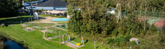 Midgetgolfbaan met leuke hindernissen op een grasveld op vakantiepark Kustpark Texel.