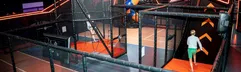 Het grote indoor trampolinepark met diverse klim- en springparcoursen waar een kind aan het rennen is op Landal Hoog Vaals.