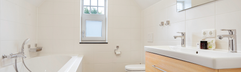 De lichte en moderne badkamer in een vakantiehuis van Landal Kaatsheuvel, compleet met een comfortabel ligbad.