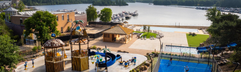 Overzicht van Landal Marina Resort Well, met de ligging aan het Leukermeer, het spraypark, de padelbaan en de jachthaven.