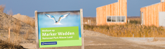 Het welkomstbord van Natuurmonumenten bij de haven van de Marker Wadden in Flevoland.