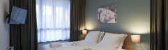 De comfortabele slaapkamer met een netjes opgemaakt tweepersoonsbed in een appartement van Landal Waterparc Veluwemeer.