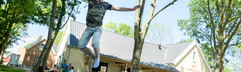 Een kind springt hoog in de lucht op de airtrampoline bij de horeca van vakantiepark Landal Waufsberg.