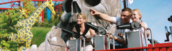 Familie geniet van de waterattractie Captain Nick’s Splash Battle in het piratengebied van LEGOLAND Deutschland.