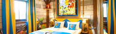Een sfeervolle ridder-themakamer in het LEGOLAND kasteelhotel, met een tweepersoonsbed, muren als kasteelstenen en LEGO decoraties.