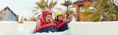 Moeder en kind hebben plezier in de wildwaterbaan van de Aqua Mundo in Center Parcs