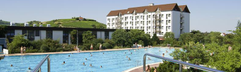 Uitzicht op het grote buitenzwembad Salinarium met op de achtergrond het gebouw van het Mercure Hotel in Bad Dürkheim.