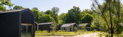 Duurzame vakantiehuisjes verspreid over het natuurlijk aangelegde terrein van vakantiepark Olde Kottink in Beuningen, Overijssel.