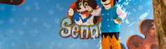 Kinderen kijken naar een live show van de mascottes Senn & Pien op het podium van Parc Heihaas.