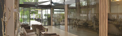 De lichte en moderne lobby van het Parkhotel in Oberhausen, met comfortabele zitjes voor het hele gezin.