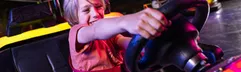 Kind rijdt in een elektrische botsauto tijdens een leuke activiteit bij Preston Palace all inclusive herfstvakantie