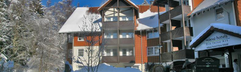 De buitenkant van het Relexa Hotel in Braunlage, waar de balkons bedekt zijn met een dikke laag sneeuw.