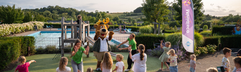 Mascotte Toppe Bob danst met een groep kinderen bij de animatie op Residence Valkenburg in Limburg.