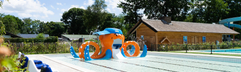 Het kinderbad met een groot speeltoestel bij Resort Kaatsheuvel, perfect voor jonge kinderen om te spelen.