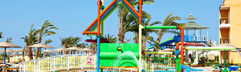 Kinderen spelen in het kleurrijke waterspuitpark in het kinderzwembad van Three Corners Sunny Beach Resort in Hurghada.