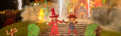 Het animatieteam geeft een spectaculaire show op het podium voor kinderen