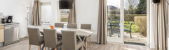 De lichte woonkamer en eethoek in een modern vakantiehuis op Vakantiepark De Soeten Haert.