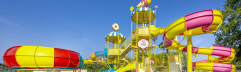 Overzichtsfoto van het complete waterpark met alle baden en glijbanen