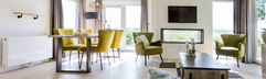 Het ruime en modern ingerichte interieur van een vakantiehuis op Vakantiepark Leuvert, met een grote eethoek en comfortabele zithoek.