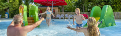 Gezin speelt in de waterspeeltuin op camping Capfun Ponderosa in Brabant