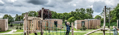 Avontuurlijke buitenspeeltuin met een houten klimparcours en touwbruggen op Vakantiepark Schaijk.