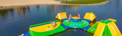 Het spectaculaire opblaasbare aquapark op het recreatiemeer