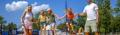 Kinderen springen op de grote airtrampoline van Capfun