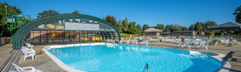 Het blauwe buitenzwembad van Capfun de Zeumersehof in de zomerzon