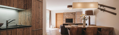 Luxe ingericht appartement met houten keuken en leren stoelen