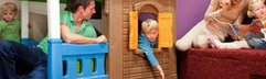 Kinderen hebben plezier in de indoor speelruimte van Göbels Landhotel met een kleurrijk speelhuisje.