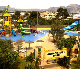 Luchtfoto Albir Garden Resort met zwembaden waterpark en bergen Costa Blanca