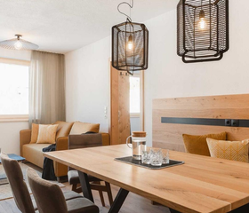 Moderne woonkamer met eettafel en zitbank