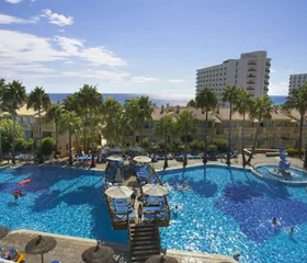 Ruim zwembadcomplex met ligbedden en parasols Royal Son Bou Menorca - kindvriendelijk vakantieresort