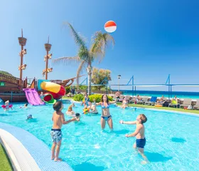 Activiteitenzwembad met watervolleybal Royal Son Bou Menorca - animatieteam kindvriendelijk hotel