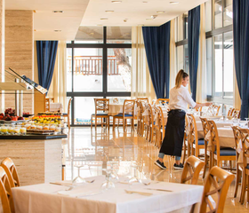 Het lichte buffetrestaurant van Appartementen Esmeralda Park op Mallorca, met gedekte tafels en een uitgebreid buffet.