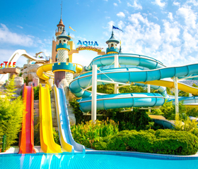 Kleurrijke torens met waterglijbanen en attracties Aqua Fantasy Kusadasi
