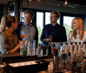 De sfeervolle hotelbar van het ATLANTIC Hotel Münster waar ouders kunnen ontspannen met een drankje.