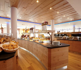Het uitgebreide ontbijtbuffet in het restaurant van Best Western Willingen, met een ruime keuze aan verse broodjes, beleg en ontbijtgranen.