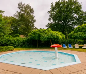 Het aparte, ondiepe peuterbad met een vrolijke paddenstoelfontein op Bospark Markelo, speciaal voor de allerkleinste gasten.