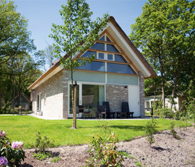 Een moderne, vrijstaande vakantieboerderij met rieten dak en een ruime tuin, gelegen op Buitenplaats De Marke van Ruinen in Drenthe.