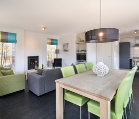 Het stijlvolle interieur van de woonkamer en eethoek in een vakantieboerderij op Buitenplaats De Marke van Ruinen.