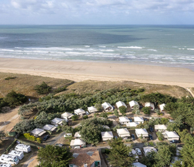 Camping van bovenaf, aan de zee