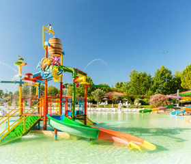 Waterspeeltuin voor peuters en kleuters met glijbaan en sproeiers op camping Bella Italia.